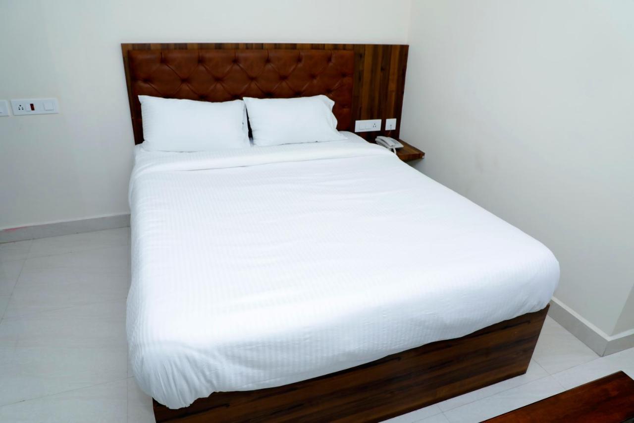 Cnr Residency Hotel Madanapalle Exterior photo
